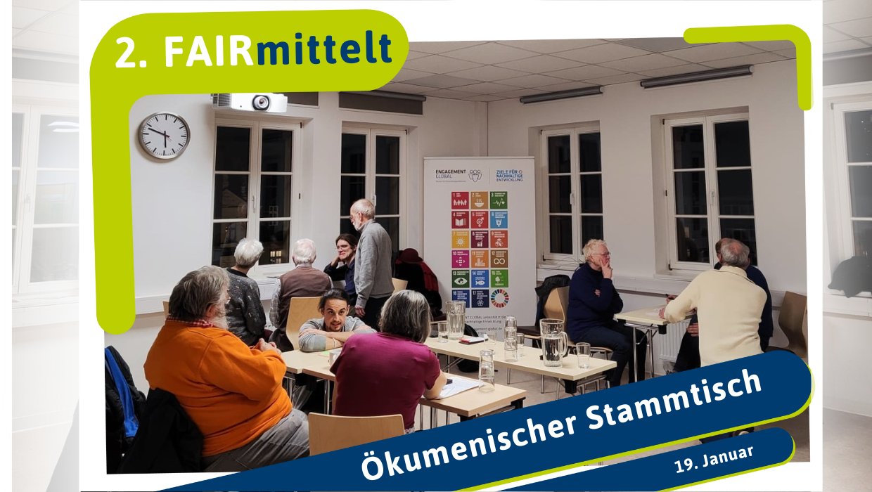 Teilnehmer:innen diskutieren an den Thementischen