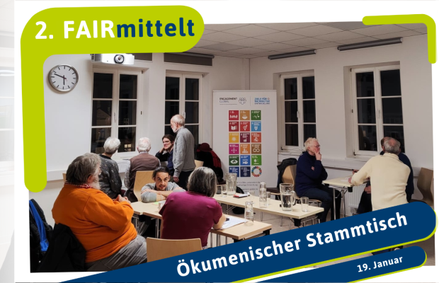 Teilnehmer:innen diskutieren an den Thementischen