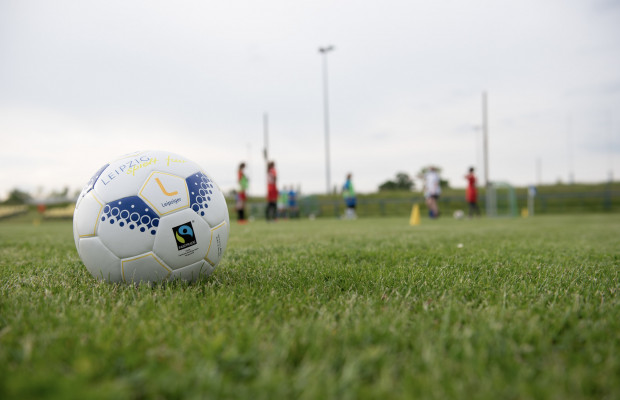 Ball auf dem Sportplatz