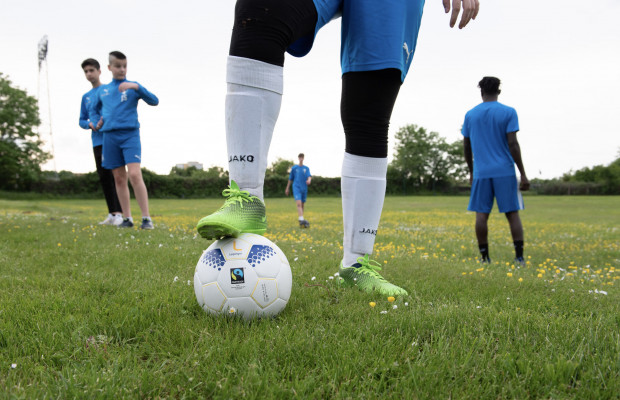 Fußballspieler mit Ball