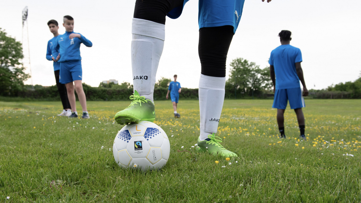 Fußballspieler mit Ball